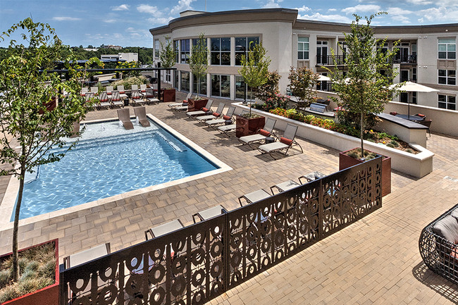 Piscina en la azotea con amplia terraza y vistas de la zona residencial de Charlotte - The Encore SouthPark