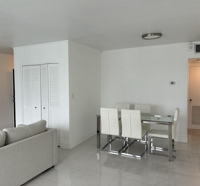 Building Photo - 1000 West Ave