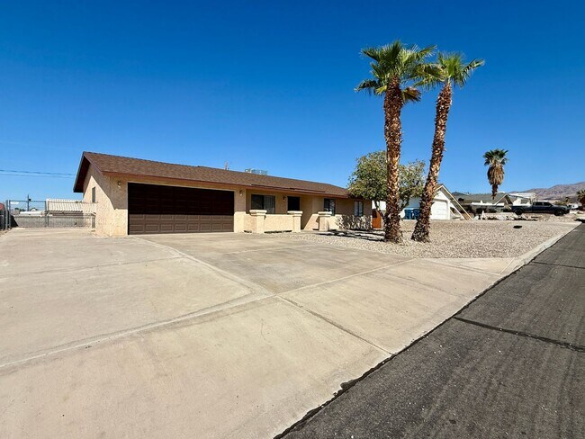 Building Photo - Long term - unfurnished - Large fenced backyard