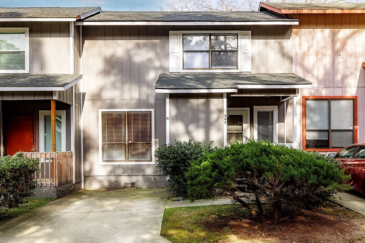 Foto principal - 2 bedroom, 2 bathroom lakeside Townhouse