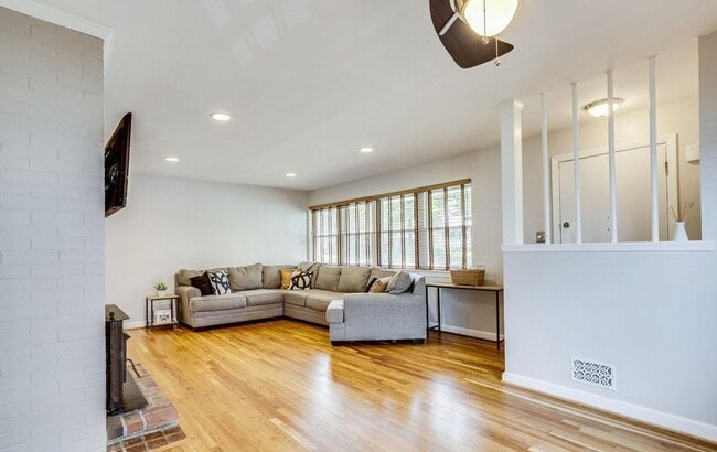 Building Photo - Beautiful 4 BR/2 BA Single-Family Home in ...