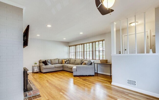 Foto del edificio - Beautiful 4 BR/2 BA Single-Family Home in ...