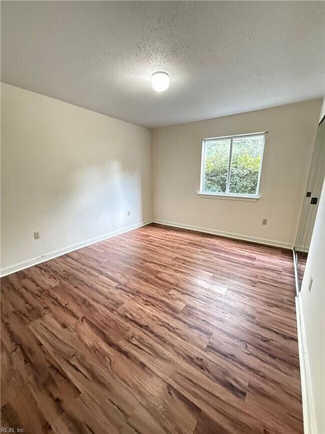 Building Photo - 2 Bedroom 1 Bath Condo