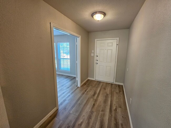 Building Photo - Absolutely Adorable... Lots of space