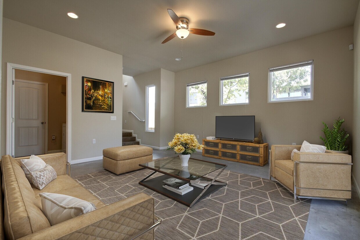 Foto principal - UT PRE LEASE: 2009 Remodeled 6 Bed / 3 Bat...
