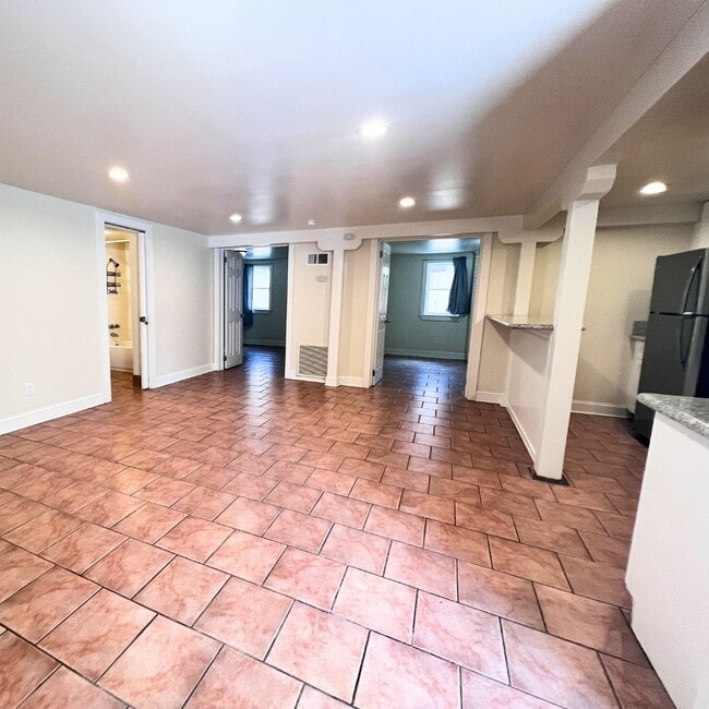 Living/ Dining room - 1101 Dante St Apartments