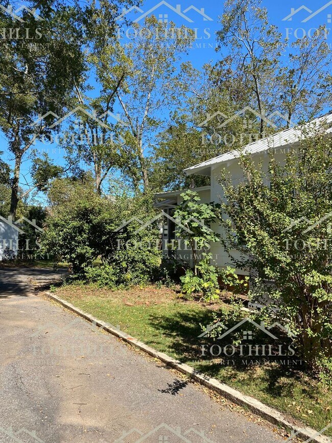Building Photo - Newly Renovated 3-Bedroom Home in Downtown...