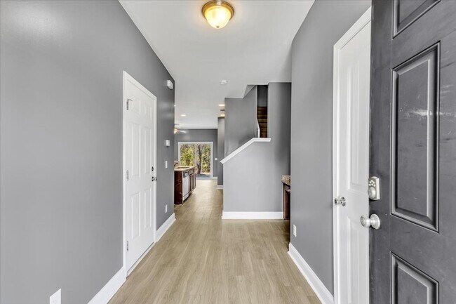 Building Photo - Richmond Hill- 3Br, 2 1/2 Bath Townhome