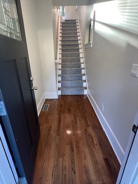 Escaleras que suben al apartamento - 1 Fairview Ave