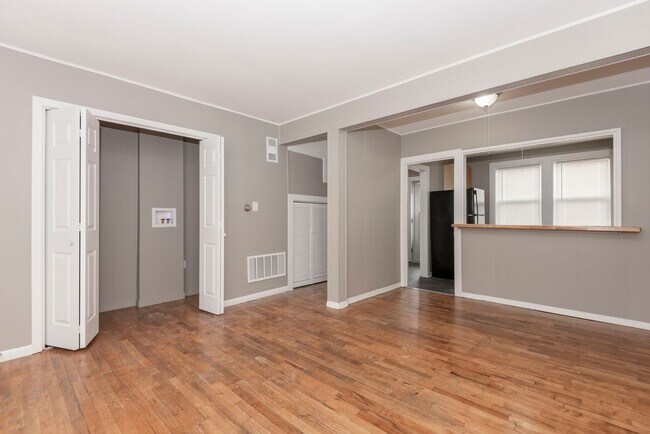 Building Photo - Modern Townhome
