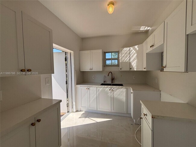 Foto del edificio - 521 NW 48th St