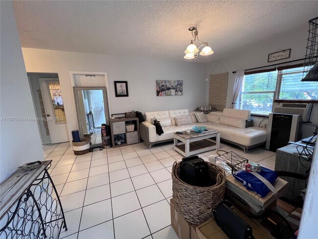 Foto del edificio - 2464 SW 22nd St
