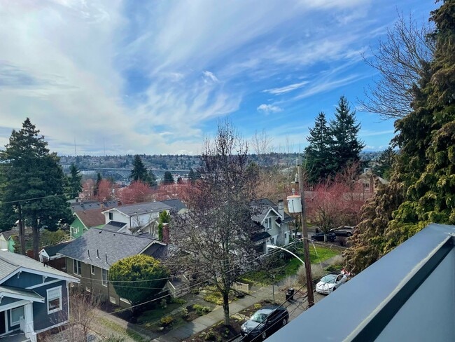 Building Photo - 4-Star Green Built 3-bed, 2 bath Modern Townhome with Views!