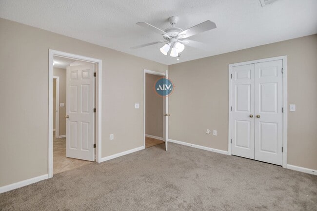 Building Photo - Beautiful Top Floor Villa in the Charming ...