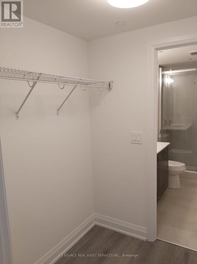 Photo du bâtiment - 58 Lakeside Ter