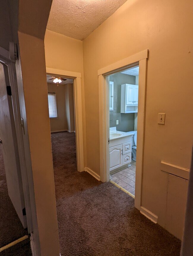 Foto del edificio - Large 2 Bedroom Close to Carson St -- Avai...