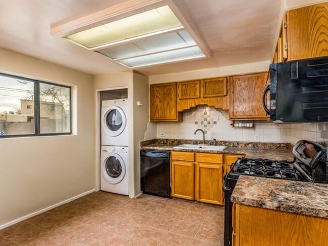 Building Photo - 2838 Aliso Dr NE