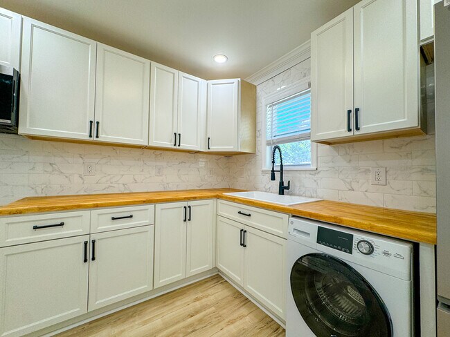 Foto del edificio - 711 W 44th St