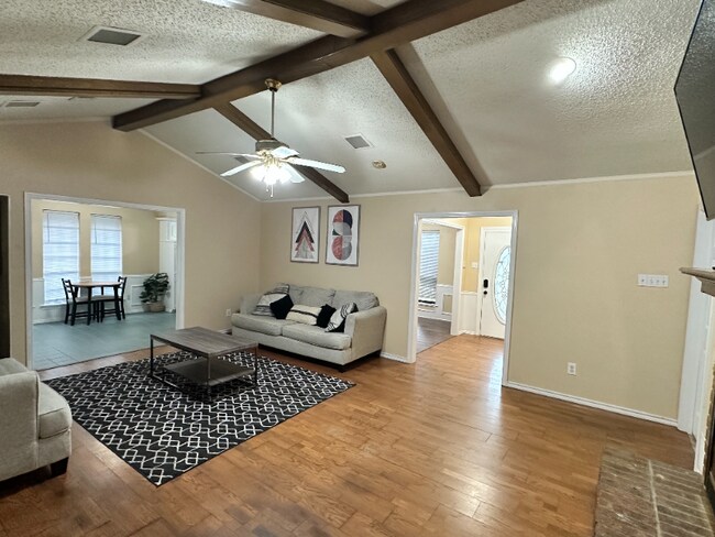 Foto del edificio - 4821 S Country Club Rd