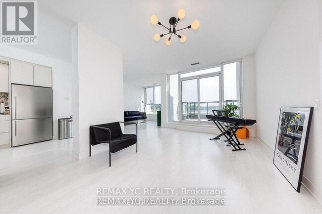 Building Photo - 20 Inn On The Pk Dr