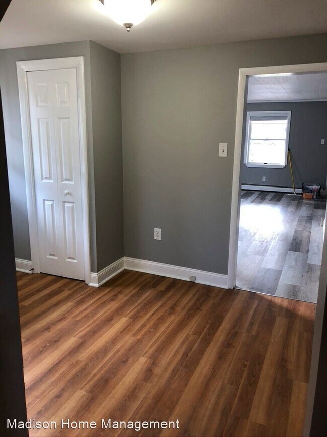 Building Photo - 2 br, 1.5 bath House - 327 Delong Ave