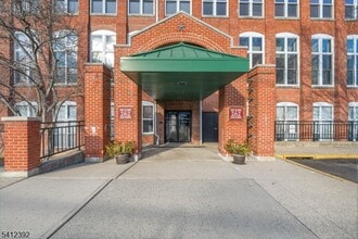 Building Photo - 262 Main St