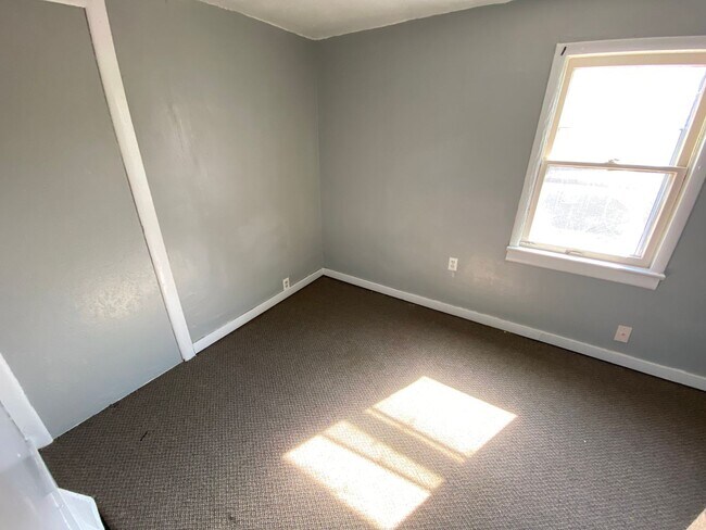 Building Photo - 703 W Walnut Street- 1 Bed Apt in Vine Nei...