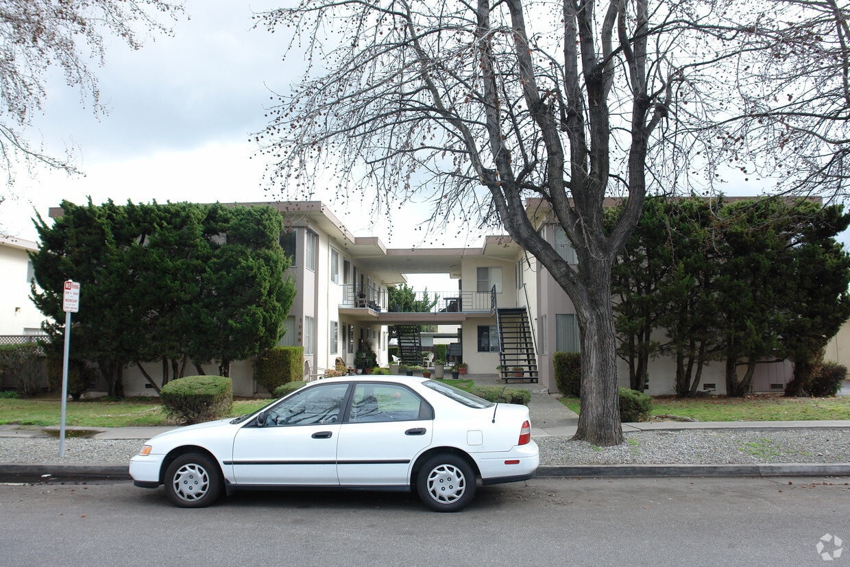 Primary Photo - 1068 Ranchero Way