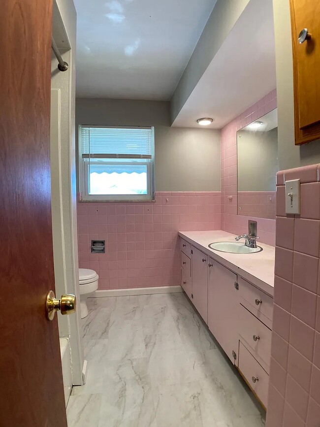 Bathroom - 510 N Hawkins Ave