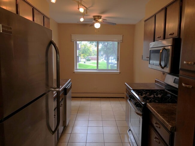 Building Photo - 1331 S Finley Rd