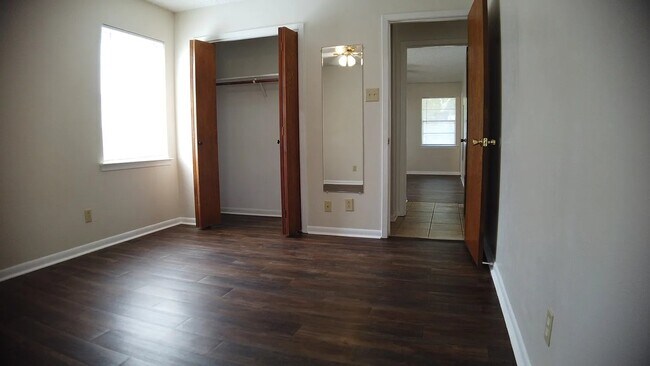 Foto del edificio - 1506 McCreary Ave