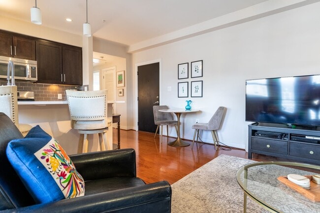 Building Photo - Beautiful 2 Bed/2 Bath Condo Rental - Conv...