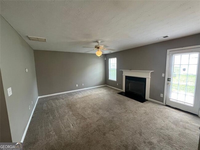 Building Photo - 5852 Three Lakes Dr