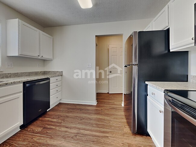 Foto del edificio - 922 Whispering Pine Way