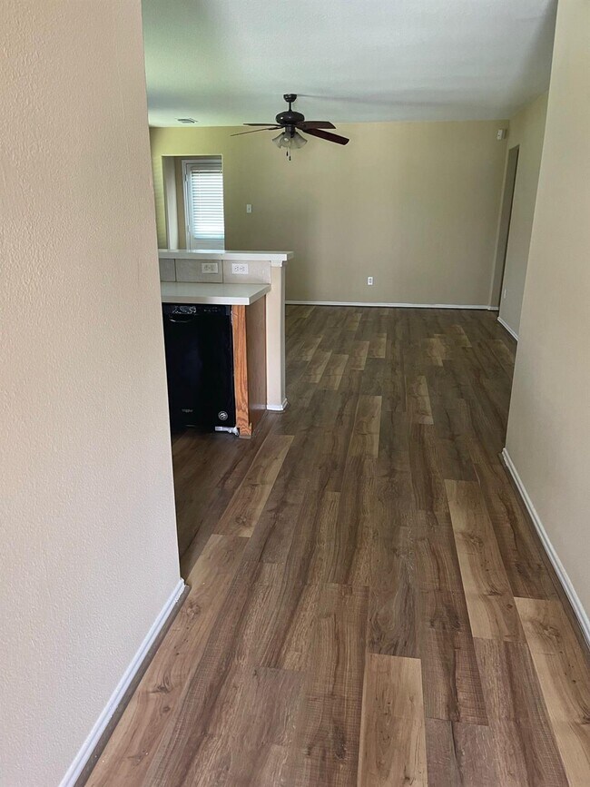 Foto del edificio - 8714 Sunset Pond Dr