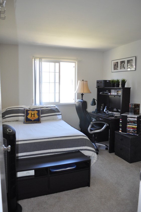 Spacious second bedroom/office with closet - 46280 Dequindre Rd