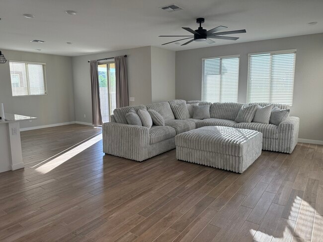 Foto del edificio - 18085 W Lupine Ave