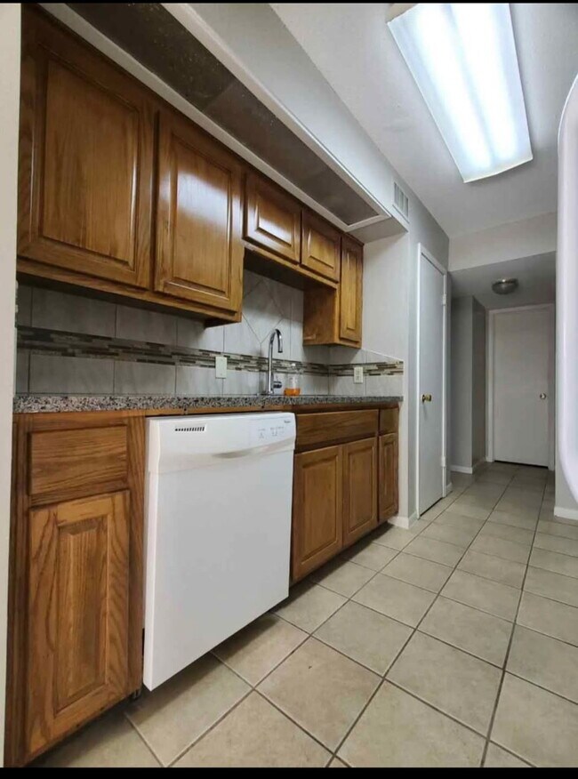 Foto del edificio - 7455 Calder Ave