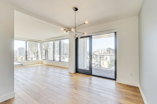 Building Photo - Spectacular 2 bedroom, 2 bath Condo with V...