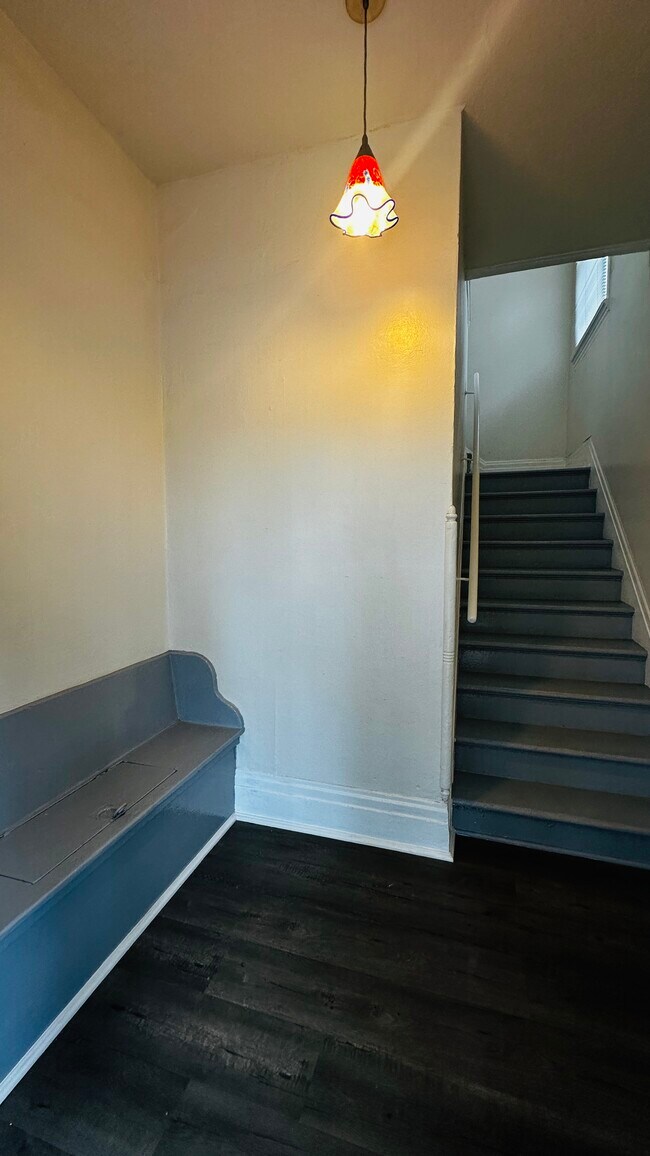 Escalera de entrada a la unidad - 143 E 10th St