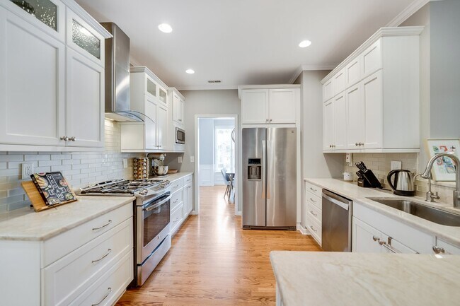 Building Photo - Available 3/15/24 - Furnished short term f...
