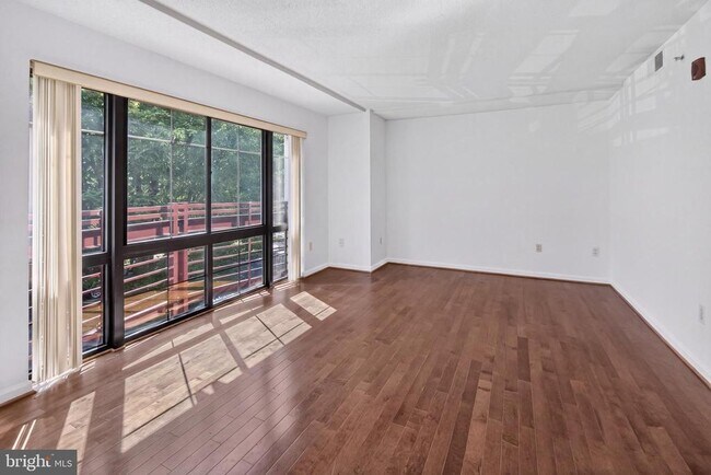 Foto del edificio - 7923 Eastern Ave NW