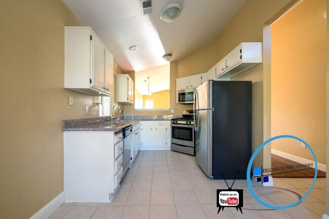 Building Photo - Glen Cove home available