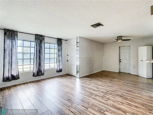 Foto del edificio - 7700 NW 38th St
