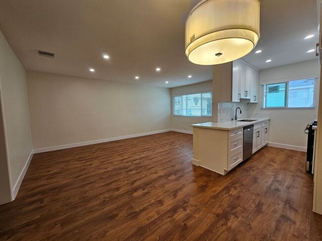 Building Photo - 561 E Orange Grove Ave