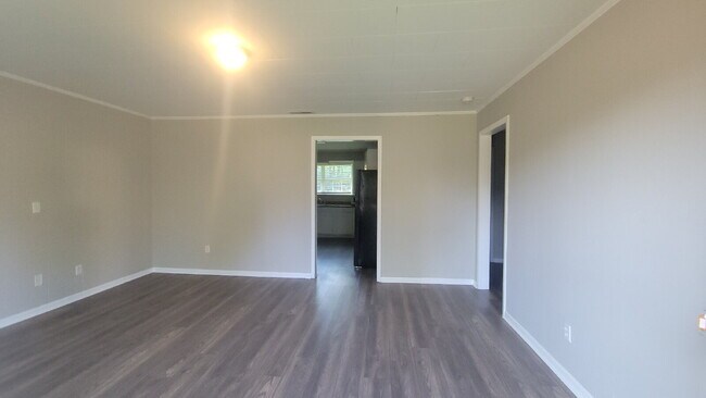 Building Photo - " 2-Bedroom Retreat in Huntsville – Cozy 803 Sq Ft Haven on Foster Ave!"