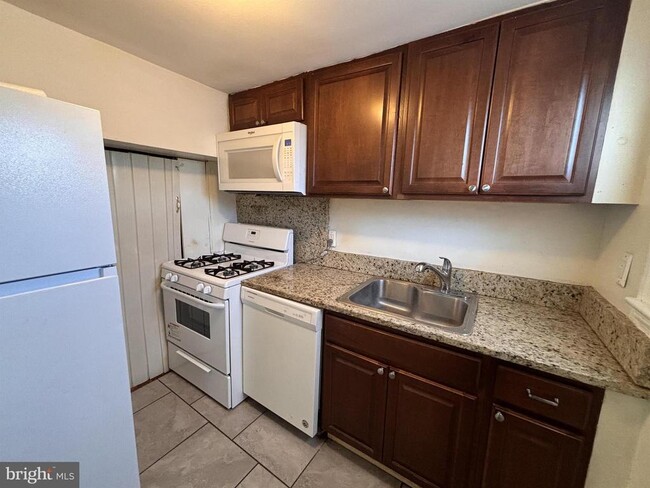 Building Photo - 2575 Iverson St