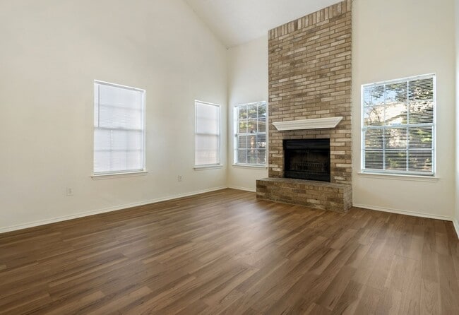 Building Photo - Adorable 2-2 in Arlington