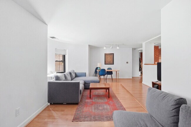 Building Photo - 102 Gainsborough St