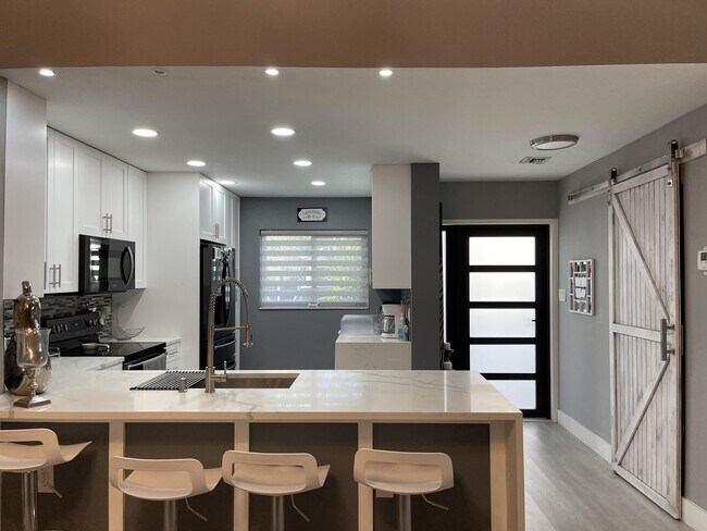 Building Photo - 1816 Tamarind Ln